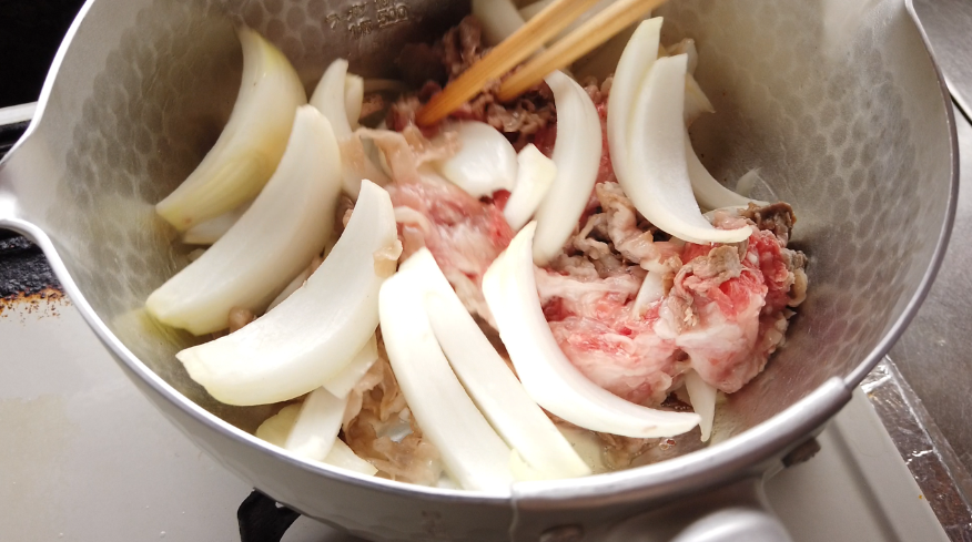 【牛丼レシピ】２．鍋に油を敷いて、牛肉を軽く炒めたら、玉ねぎを炒めます。