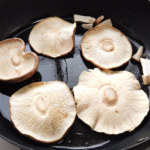 【しいたけステーキの作り方】３．椎茸の傘の部分を下にして（椎茸の軸を切った部分を上に）フライパンに並べて焼きます。