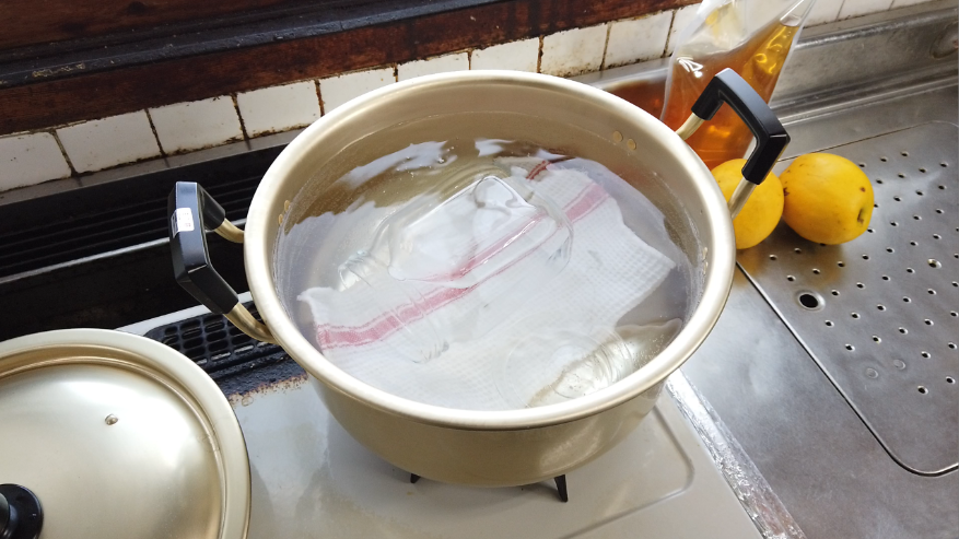 【花梨の蜂蜜漬けの作り方】１．ビンを洗剤で洗い、大きめの鍋に容器が浸るくらいの量の水を入れ、10分沸かした後、トングなどで取り出し、乾燥させます。