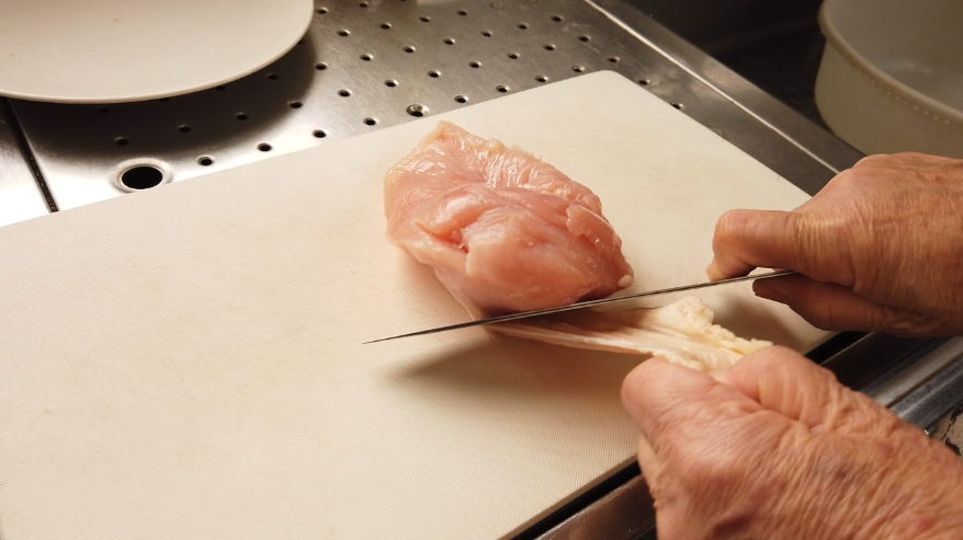 【鶏ハムの作り方1-1】１．下処理 。鶏の胸肉の皮をはぎます。