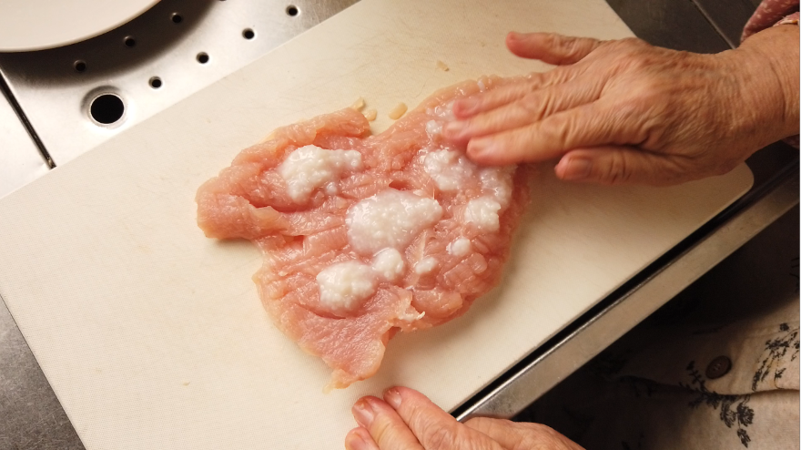 【鶏ハムの作り方1-6】１．下処理。鶏胸肉に塩麴をすり込みます。
