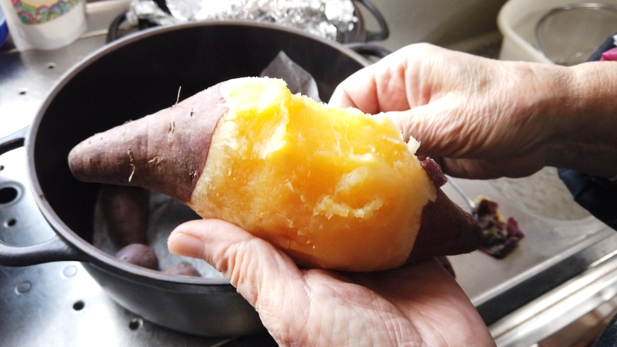 【サツマイモとエゴマのペースト1】１．焼き芋を作ります。