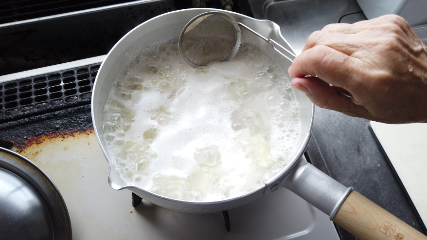 【イカと里芋と大根の煮物レシピ2】２．雪平鍋に大根と里芋、ひたひたになる程度の水を入れて煮ます。アクが出てきたら取り除きます。
