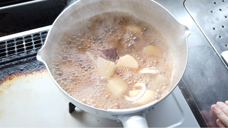 【イカと里芋と大根の煮物レシピ3-1】３．大根と里芋に火が通ったら、余分な水を捨て、イカ、砂糖、酒、みりん、醤油を加えて、落し蓋をして煮て、味が入ったら完成。