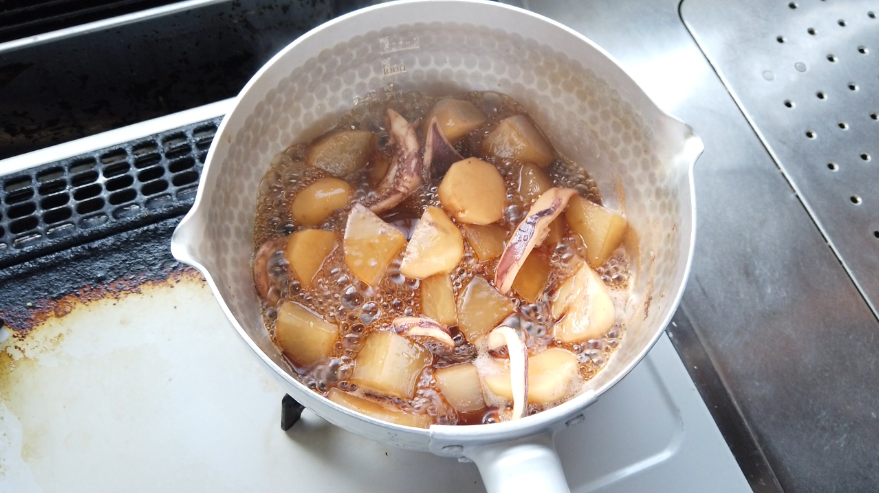 【イカと里芋と大根の煮物レシピ3-2】３．大根と里芋に火が通ったら、余分な水を捨て、イカ、砂糖、酒、みりん、醤油を加えて、落し蓋をして煮て、味が入ったら完成。