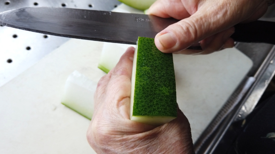 【冬瓜のスープレシピ1-1】１．冬瓜の種とワタを取り除き、皮をむき、2センチ角に切ります。