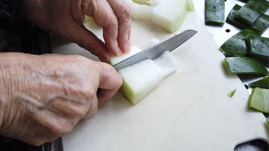 【冬瓜のスープレシピ1-2】１．冬瓜の種とワタを取り除き、皮をむき、2センチ角に切ります。