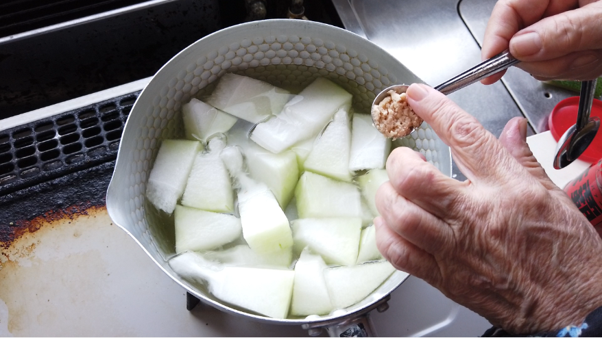【冬瓜のスープレシピ2-1】２．鍋に水を入れて火にかけて沸騰したら、味覇を加えて混ぜて、冬瓜を加えて10分程煮ます。