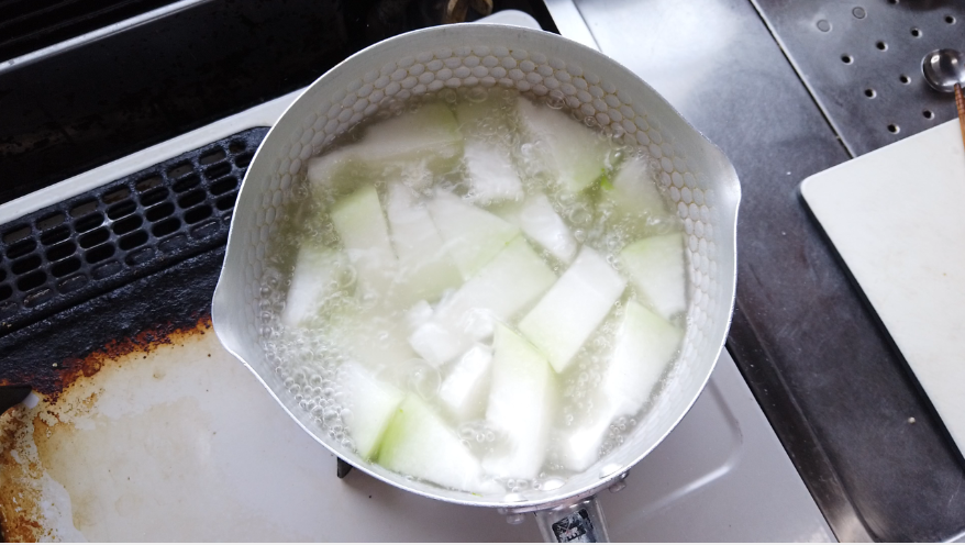 【冬瓜のスープレシピ2-2】２．鍋に水を入れて火にかけて沸騰したら、味覇を加えて混ぜて、冬瓜を加えて10分程煮ます。