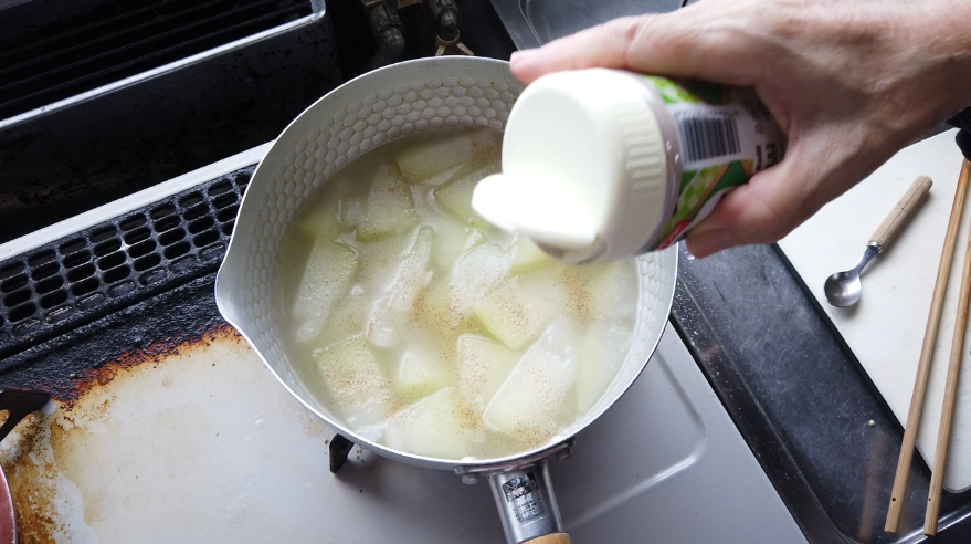 【冬瓜のスープレシピ3-1】３．冬瓜が柔らかくなったら、塩コショウで味を調えます。
