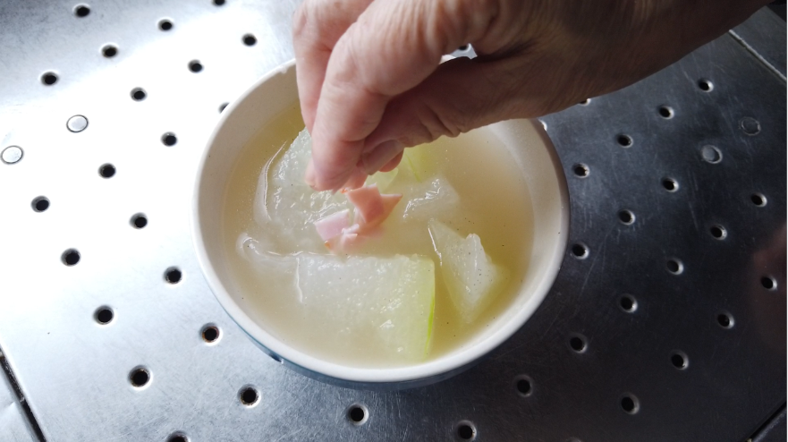【冬瓜のスープレシピ4-1】４．刻んだベーコンをのせて完成！