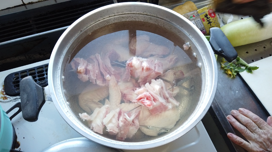 【長崎おでんレシピ1】１．鍋に水を手羽元・手羽先・牛すじ（食べやすい大きさに切り金串に刺す）・昆布を入れて煮てアクを取ります。（出汁をとるイメージです）