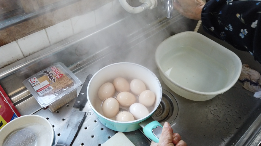 【長崎おでんレシピ2】２．ゆで卵を作り（水の段階から入れて沸騰後弱火にして10分加熱）、殻をむきます。