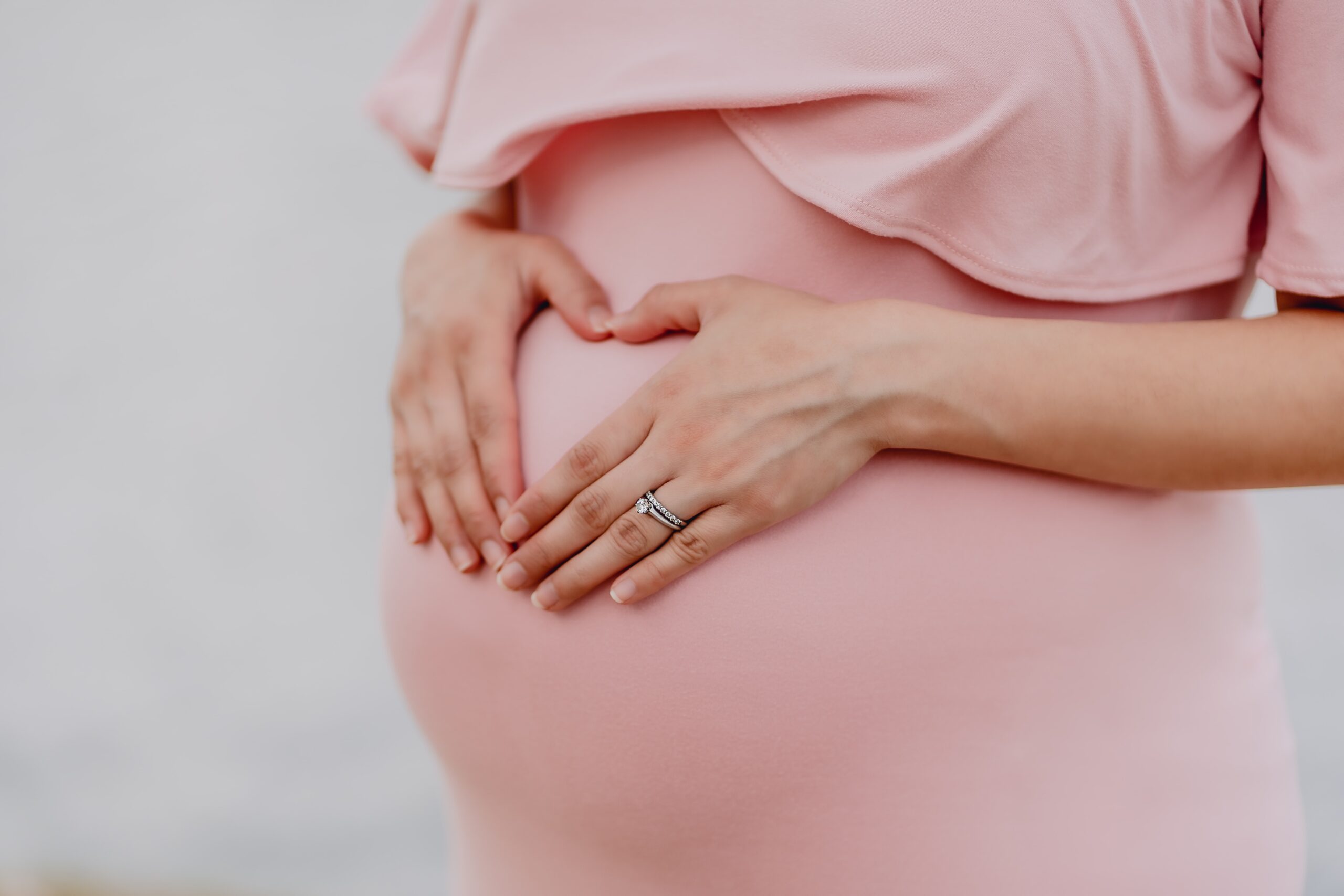 妊娠中はコロナ症状が重く、中期以降の方が症状が重くなる傾向に