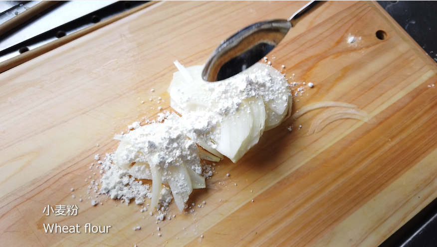 【サーモンムニエルとほうれん草のクリームソースレシピ5-1】５．玉ねぎを薄切りにし、薄力粉大さじ１をまぶします。
