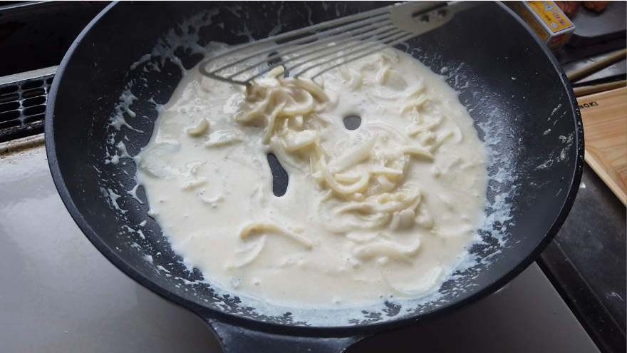 【サーモンムニエルとほうれん草のクリームソースレシピ6-2】【サーモンムニエルとほうれん草のクリームソースレシピ6-1】６．フライパンにバターを入れて、小麦粉をまぶした玉ねぎを入れて炒め、しんなりしたら、牛乳とコンソメを加えてとろみがつくまで煮ます。
