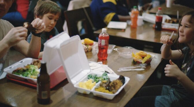パリ市、2027年より学校給食を100％オーガニックに移行し、食事に含まれる砂糖や塩分の削減を目指す